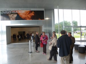 A l'entrée du musée.