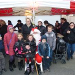 Un groupe d'enfants et de parents.