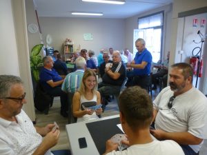 Au milieu des joueurs.